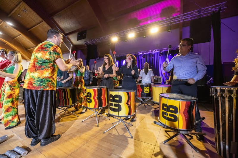 Bubnová show na firemnom večierku, eventová fotografia