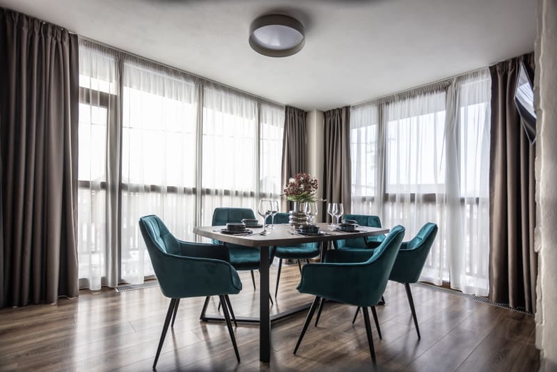 Svetlá jedáleň moderného apartmánu, fotografovanie interiérov