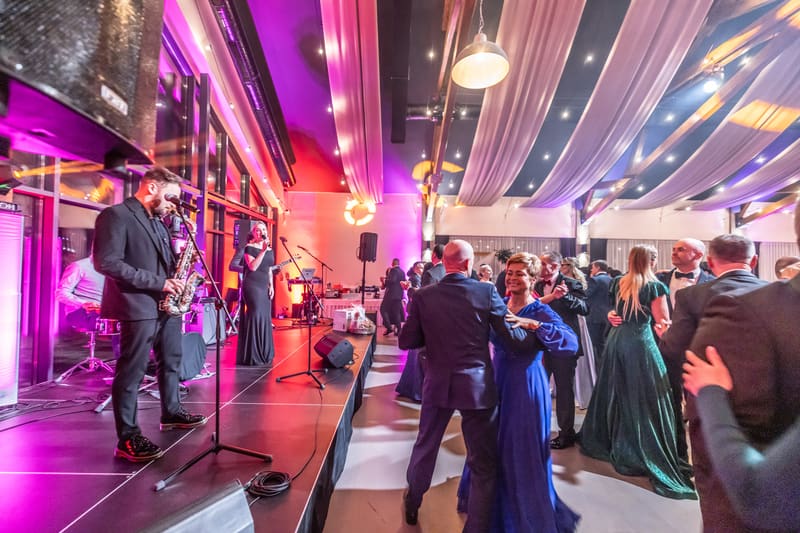 Tancujúce páry na plese, eventová fotografia