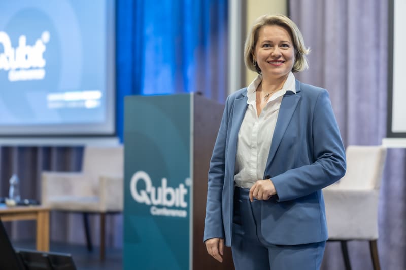 Business portrét ženy na konferencii, fotka na LinkedIn