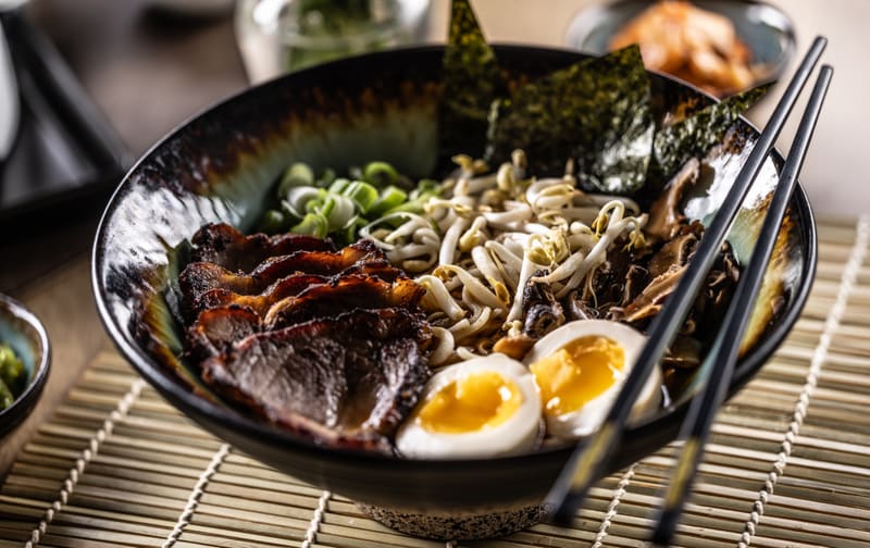Ázijská polievka ramen, food styling pre reštaurácie