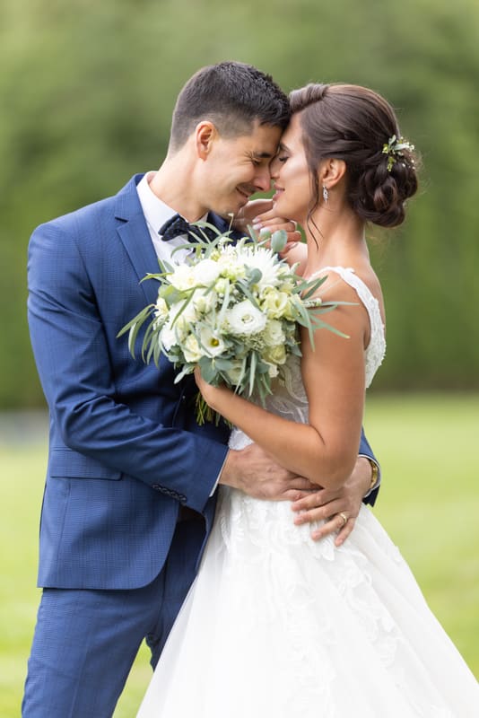 Novomanželia v objatí, svadobné portréty v prírode, svadobný fotograf Liptovský Mikuláš
